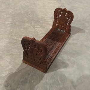 Vintage carved expandable book holder